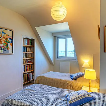 “maison En Bord De A Avec Vue Sur Le Jardin
