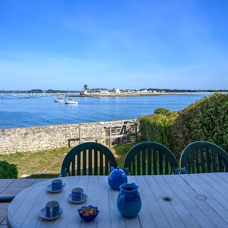 “maison En Bord De A Avec Vue Sur Le Jardin