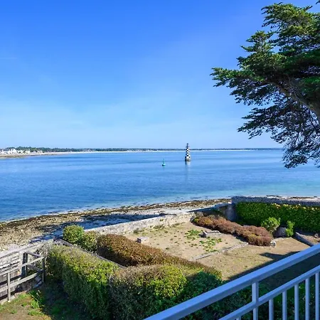 “maison En Bord De A Avec Vue Sur Le Jardin
