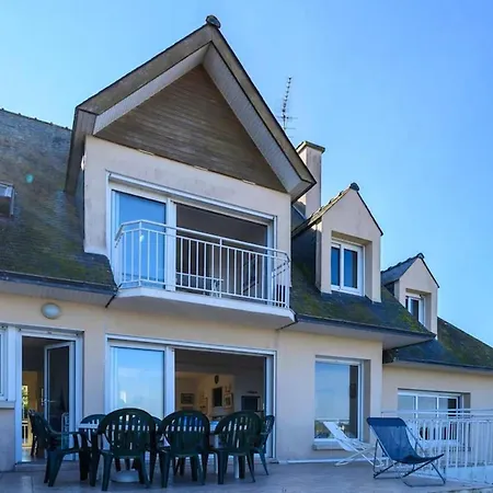“maison En Bord De A Avec Vue Sur Le Jardin