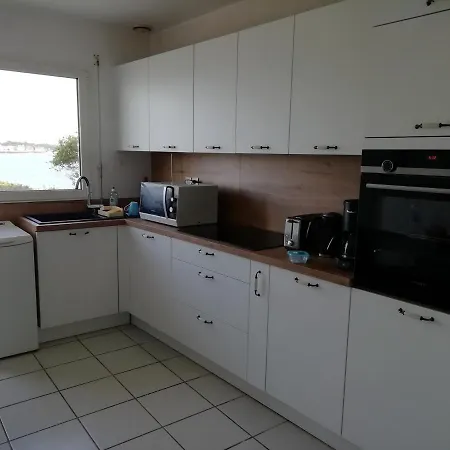 “maison En Bord De A Avec Vue Sur Le Jardin