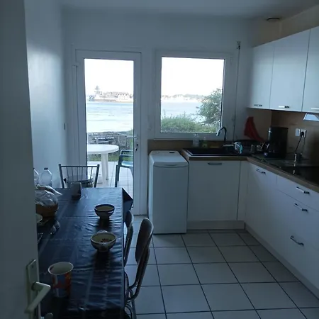 “maison En Bord De A Avec Vue Sur Le Jardin